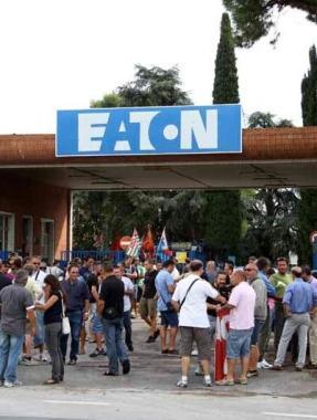 Gli operai davanti alla fabbrica ex-Eaton  