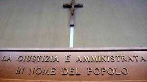 Li faceva bere e poi li molestava