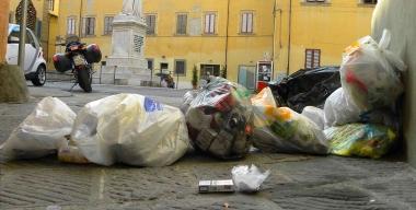 Sacchetti lasciati fuori dalla porta in vicolo della Posta Vecchia 