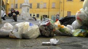 Sacchetti lasciati fuori dalla porta in vicolo della Posta Vecchia