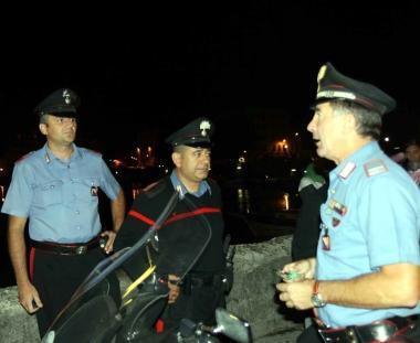I carabinieri conducono le indagini sulla rapina 