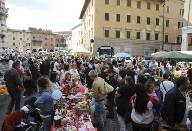 <b>MERCATINO.</b> Piazza affollata per rispondere al richiamo dei baby commercianti impegnati nella gara di solidariet&agrave;     