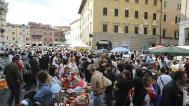 <b>MERCATINO.</b> Piazza affollata per rispondere al richiamo dei baby commercianti impegnati nella gara di solidarietà