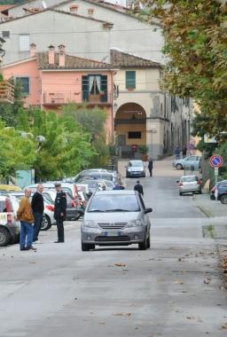 Il sostituto procuratore Mariotti col colonnello Ortolani e il tenente Pennisi e la zona della rapina  