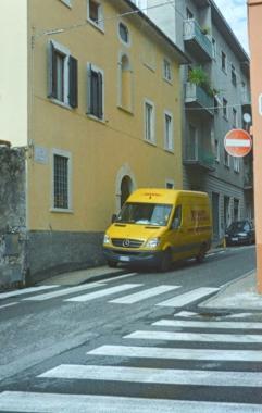 Gli abitanti di via VII Luglio e piazza XX Settembre chiedono dissuasori per non far parcheggiare sui marciapiedi