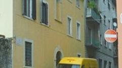 Gli abitanti di via VII Luglio e piazza XX Settembre chiedono dissuasori per non far parcheggiare sui marciapiedi