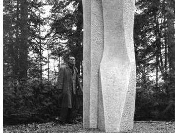 Carlo Sergio Signori vicino al monumento dedicato ai fratelli Rosselli   