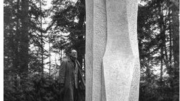 Carlo Sergio Signori vicino al monumento dedicato ai fratelli Rosselli