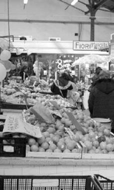 Unimmagine dei banchi allinterno del mercato coperto 