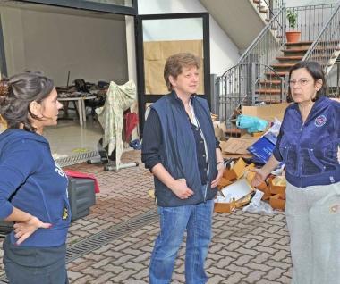Due imprenditrici mostrano i danni nellazienda 