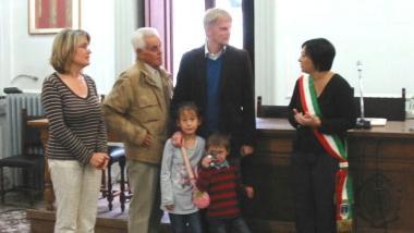 Jens Kayser mentre riceve la targa dal sindaco Carla Strufaldi 