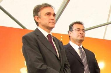 Da sinistra: Enrico Rossi e Luca Lunardini; a lato, corteo a un anno dalla strage 