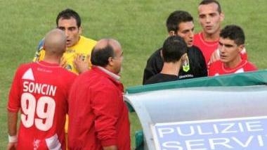 <b>IL FATTACCIO</b> L’espulsione di Mora (da biancorossi.it)