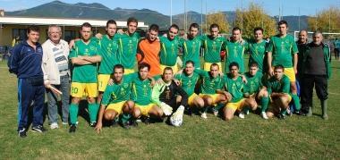 <b>PROTAGONISTI. </b>Da sinistra Palla (all. Socip Alberone), Gentilini (Uliveto) e il responsabile della Lega Calcio Uisp Paris Moni; sotto, la rosa del Socip Alberone   