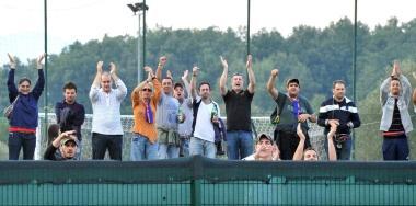 Sopra: i tifosi arancioni che hanno seguito dallesterno il derby di Quarrata A fianco: una tabella con i prezzi dei biglietti e degli abbonamenti dei principali campi del calcio toscano Come si vede a Pistoia i prezzi sono tra i pi&ugrave; alti 