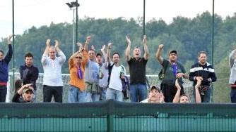 Sopra: i tifosi arancioni che hanno seguito dall’esterno il derby di Quarrata A fianco: una tabella con i prezzi dei biglietti e degli abbonamenti dei principali campi del calcio toscano Come si vede a Pistoia i prezzi sono tra i più alti