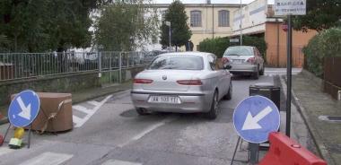 Una delle vie di accesso verso La Fontina e la rotatoria in via Carducci 