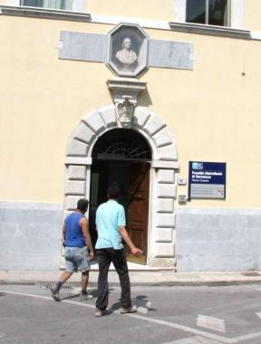 <b>POLEMICHE.</b> La sede dellex Campana in centro a Seravezza, dove ha trovato la sua sede il presidio dellAsl 12 