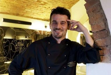 A sinistra il vescovo Fausto Tardelli; sopra lo chef Gilberto Rossi 
