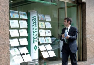 Sotto, una veduta aerea del centro storico di Pistoia. A destra unagenzia immobiliare Tecnocasa   