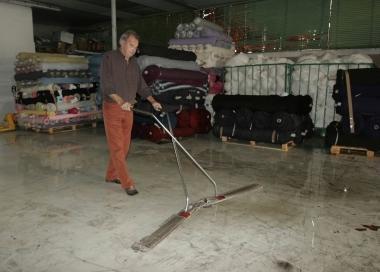 Si toglie lacqua alla filatura Isabella. Sotto, via delle Caserane 