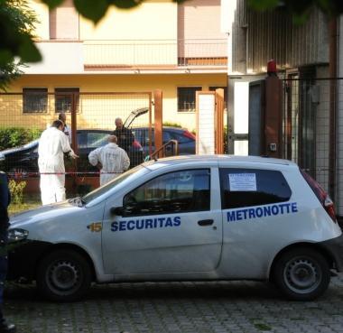 Lauto del vigilante davanti alle Poste 