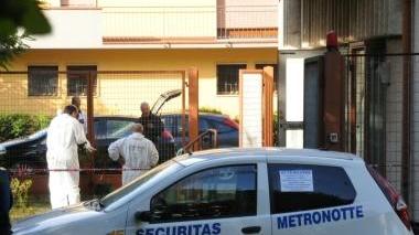 L’auto del vigilante davanti alle Poste