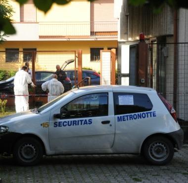 Lauto del vigilante davanti alle Poste 