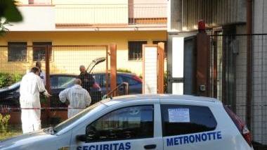 L’auto del vigilante davanti alle Poste