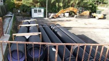 L’inizio dei lavori sulle fognature a Salivoli (a sinistra) e l’intervento sul verde pubblico in viale Amendola