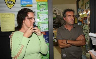 Carla e Daniele Barbetti gestiscono insieme la tabaccheria sugli scali delle Cantine: eccoli subito dopo la rapina 