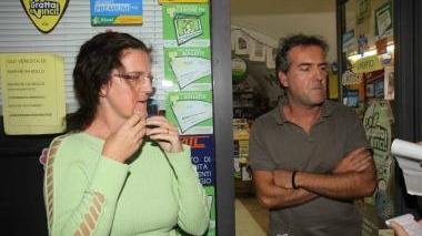 Carla e Daniele Barbetti gestiscono insieme la tabaccheria sugli scali delle Cantine: eccoli subito dopo la rapina
