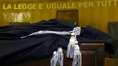 L’ex impiegata delle poste è accusata di truffa e appropriazione indebita