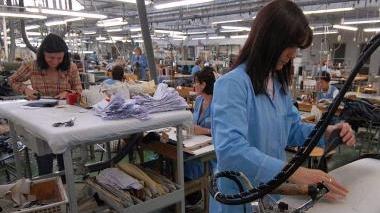<b>EX MABRO.</b> L’assemblea delle lavoratrici e un momento della produzione nel capannone di via Senese