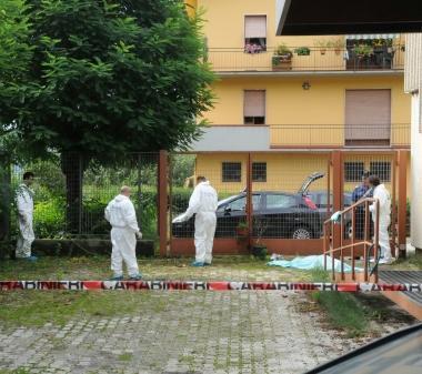 La scena della sparatoria con il rapinatore rimasto ucciso davanti all’ufficio della Posta, il recupero della salma e, sotto, il complice portato via dai carabinieri dopo l’interrogatorio