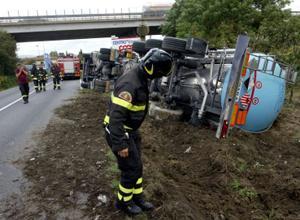 Si ribalta camion pieno di acido