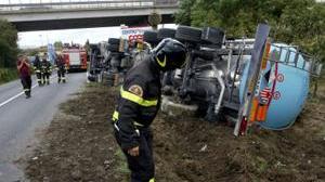 Si ribalta camion pieno di acido