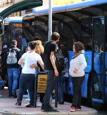 Studenti ad una fermata del pullman  