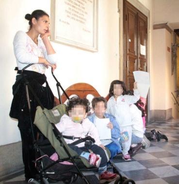 La famiglia sfrattata in Comune 