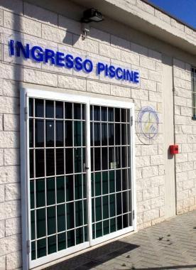 Lingresso delle piscine di Collesalvetti, chiuse da tempo     