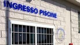 L’ingresso delle piscine di Collesalvetti, chiuse da tempo