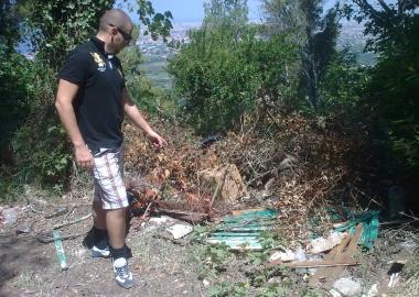 Tacchi indica una discarica 