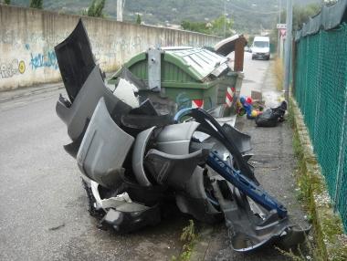 I parafanghi dauto gettati vicino a un cassonetto dellAsmiu 