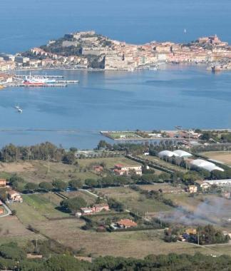 Una veduta aerea del golfo di Portoferraio e delle Fortezze, una delle maggiori attrazioni turistiche del territorio insieme alle spiagge e ai percorsi naturalistici 