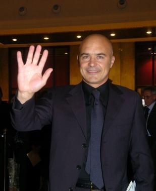 Lattore Luca Zingaretti; sotto il Teatro Era 