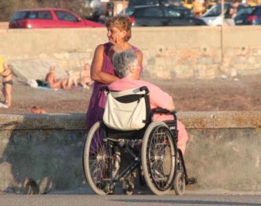 <b>NOVIT&Agrave;.</b> Un anziano in carrozzina      