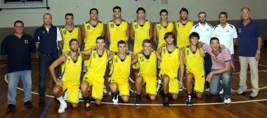 <b>GRUPPO. </b>La formazione della Libertas al completo, con a sinistra Malandra (vice) e a fianco Tedeschi (head coach) 