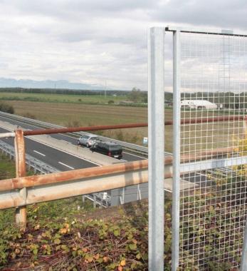 Il cavalcavia da cui i giovani hanno lanciato i sassi 