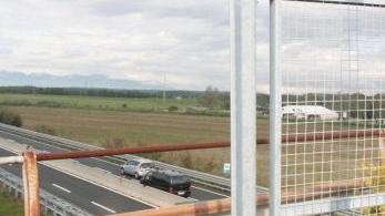 Il cavalcavia da cui i giovani hanno lanciato i sassi