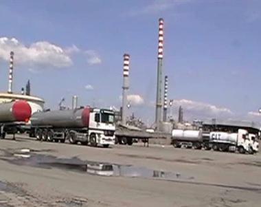 Il piazzale del gruppo D’Alesio con alcuni camion parcheggiati